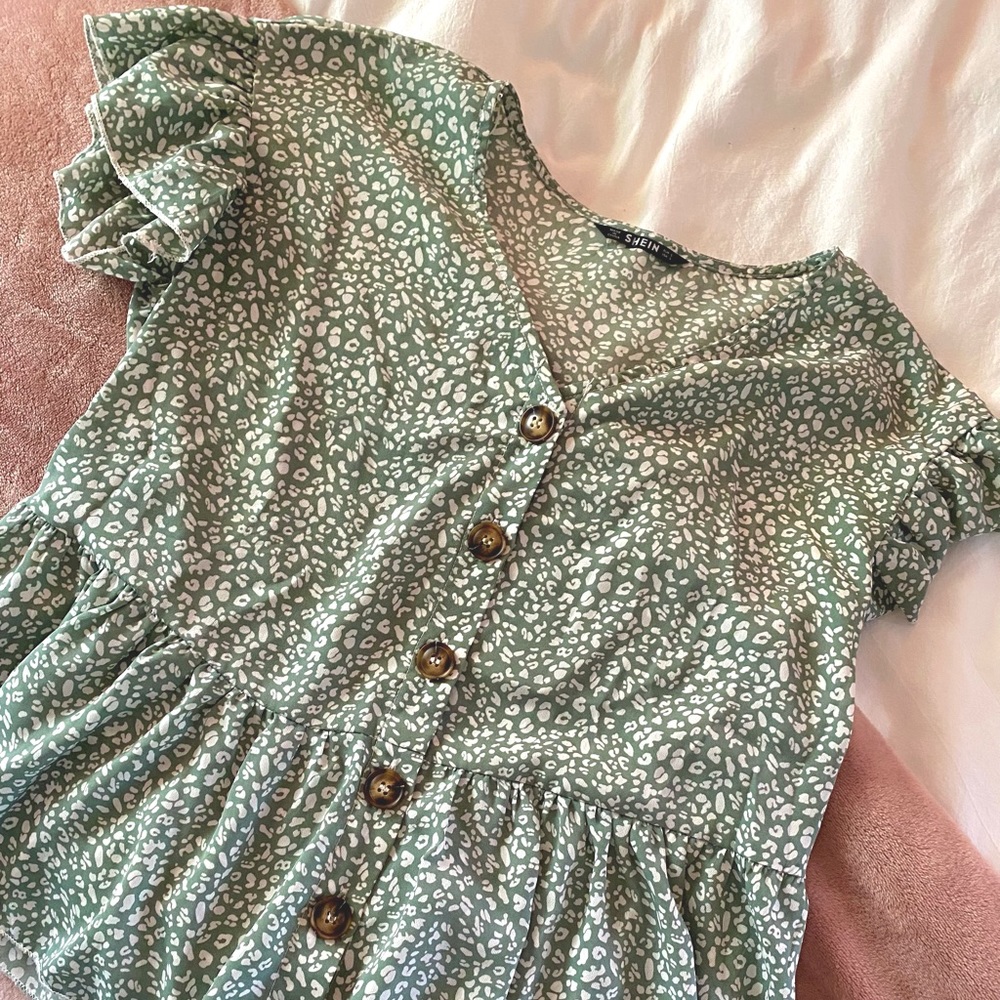 Ditsy Pattern Ruffle Sleeve Top